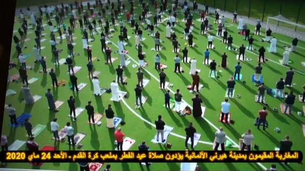 وقائع صلاة عيد الفطر للمغاربة المقيمين بالمانيا بملعب مدينة هيرني VIDEO