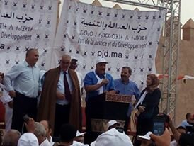 معطلو وجدة يرفعون شعار ارحل في وجه بنكيران …وينعتون حكومته بالفساد VIDEO