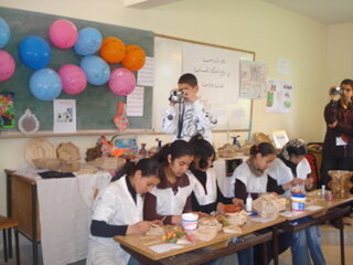 التلميذ,وتموقعة بين المدرسة والحياة العامة؟