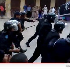 غليان جماهيري في فاس نتيجة الانفلات الأمني، وقوات الأمن تحاصر مسيرة جماهيرية