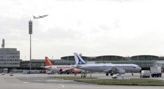 Roissy : des voyageurs en colère retardent des vols