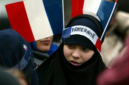 لماذا لا تدين المنظمات الحقوقية العالمية دوس فرنسا على الميثاق العالمي لحقوق الإنسان ؟؟؟