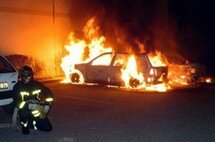 Algerie : Une personne tuée et 300 véhicules incendiés près de la frontière algéro-marocaine