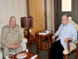 video بوتفليقة يستقبل قائد أركان الجيش الجزائري بلباس منزلي.. وصوته لا يكاد يسمع