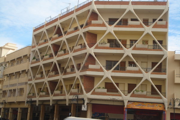 تجار العمارة المهددة بالانهيار بمدينة وجدة يطالبون صاحبها بالإصلاح لاستئناف نشاطهم مورد رزقهم