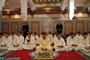 SM le Roi, Amir Al Mouminine, accomplit la prière du vendredi à la mosquée Moulay Youssef à Oujda