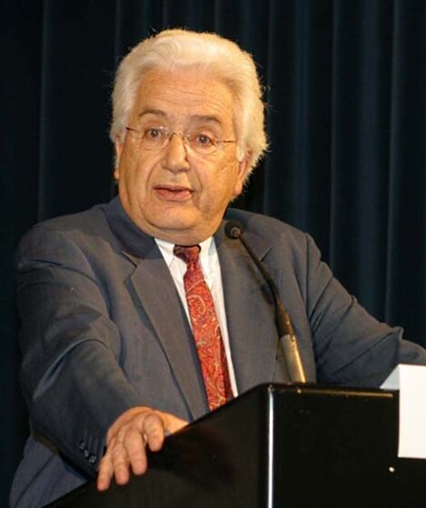 وفاة المفكر الجزائري الكبير محمد أركون عن سن تناهز 82 سنة.