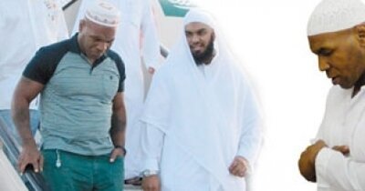 تايسون بطل العالم السابق في الملاكمة يبكي لأكثر من ساعة ونصف أمام قبر الرسول..شاهد الصور