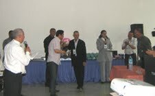 في أولى بوادرها الإنسانية جمعية ـ الخلود لمستخدمي قطاع الصيدلة بوجدة ـ تكرم متقاعديها
