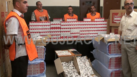 VIDEOالمصالح الامنية تقوم بحجز 70 الف علبة من السجائر المهربة من الجزائر