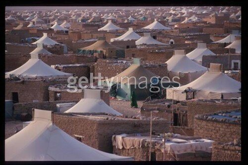 SM le Roi dénonce les souffrances et les humiliations dont pâtissent les Marocains séquestrés dans les camps de Tindouf