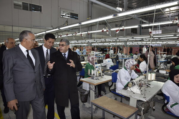 السيد معاذ الجامعي والي جهة الشرق والسيد عبد النبي بعوي رئيس الجهة يقومان بتدشين وحدة لصناعة الألسبةبتكنوبول وجدة VIDEO