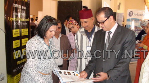 الأيام الإعلامية الجهوية الثامنة بأكاديمية الجهة الشرقية تواصل فعال بين تلاميذ الثانويات التأهيلية وأطر التوجيه التربوي