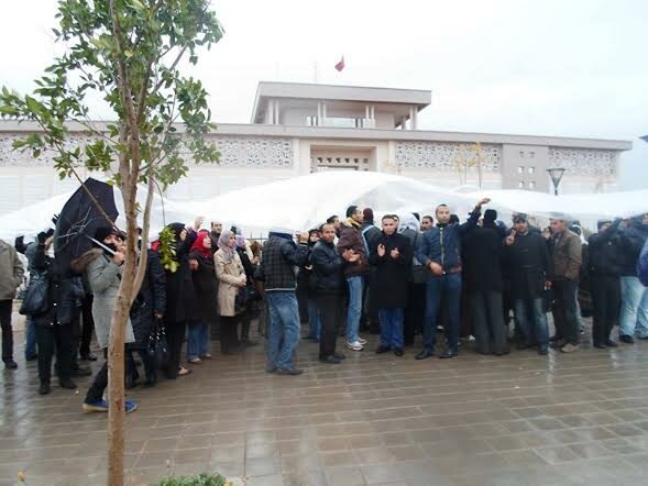 احتقان كبير بمقر ولاية الجهة الشرقية وحناجر غاضبة تدوي بالإستشهاد VIDEO