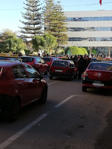 هذه هي اسباب احتجاجات ارباب سيارات الأجرة الصغيرة ضد سيارات الأجرة الكبيرة VIDEO