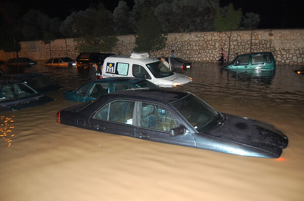 أمطار عاصفية طوفانية تغرق أكثر من 50 سيارة وتحول مسجد لالة خديجة إلى جزيرة