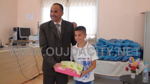 VIDEO توزيع الأدوات المدرسية على التلاميذ المعوزين بثانوية علال الفاسي الاعدادية