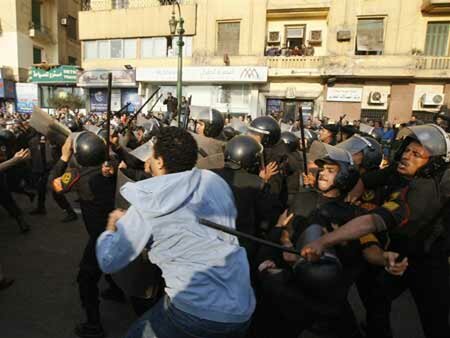 أحداث تونس ومصر تفرض مراجعة دور قوات الشرطة والجيش في البلاد العربية