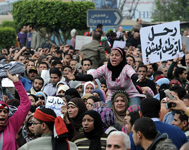 أسرار الأيام الأخيرة من رئاسة مبارك: وزير الداخلية قال لمبارك قبل المظاهرة بيوم واحد : إنهم مجرد «شوية عيال» يمكن احتواؤهم