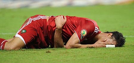 احتجاجا على شوهة الغابون الجماهير الرجاوية تغزوملعبا وترفع شعارات ضد الجامعة وغيريتس VIDEO