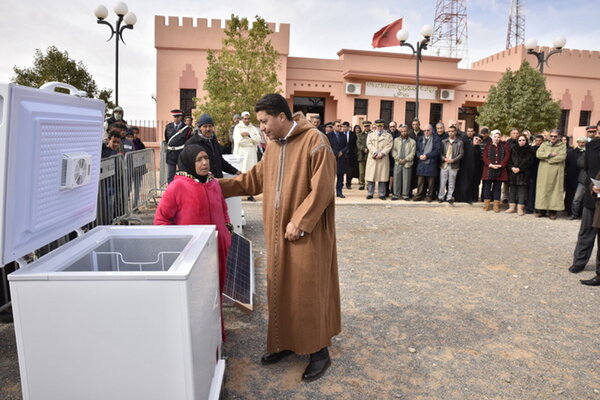 VIDEOعبدالنبي بعوي رئيس جهة الشرق يشرف على توزيع الواح الطاقة الشمسية وأجهزة التبريد على 50 عائلة بجماعة بوعنان