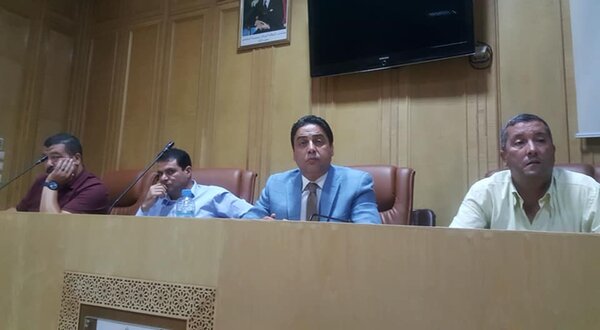 رؤساء ألجمعيات التجارية والمهنية بوجدة يدقون ناقوس الخطر ويصرخون  » ان للصبر حدود  » ـ وذلك خلال لقاء تواصلي مع النائب البرلماني ورئيس جماعة وجدة عمر حجيرةVIDEO