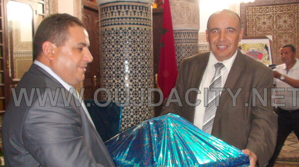 فعاليات المجتمع المدني بوجدة تكرم محمد دخيسي والي الأمن السابق VIDEO