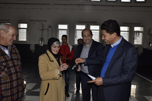 السيد عبدالنبي بعوي رئيس جهة الشرق يشرف على عملية توزيع سيارات الأجرة