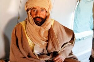 أول فيديو لسيف الاسلام القذافي خلال اعتقاله وهو في حديث ودي مع الثوار، و منتقدا حكام ليبيا الجدد VIDEO