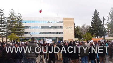 المسيرة السلمية بوجدة تطالب باقالة الحكومة ـ فيديو رقم 1