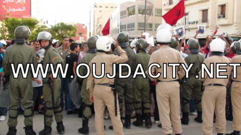 وجدة : قوات ألأمن تحول دون اشتباك انصار المسيرة المؤيدة للدستور وحركة 20فبراير المدعمة بالعدل والاحسان video