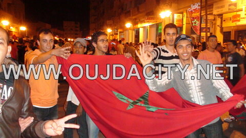 فيديو ـ جماهير وجدة تعبر عن فرحتها بانتصار الفريق الوطني لكرة القدم على نظيره الجزائري