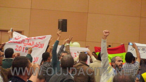وجدة : المعطلون يحتجون على عبدالاله بنكيران خلال المؤتمر الجهوي للعدالة والتنمية VIDEO
