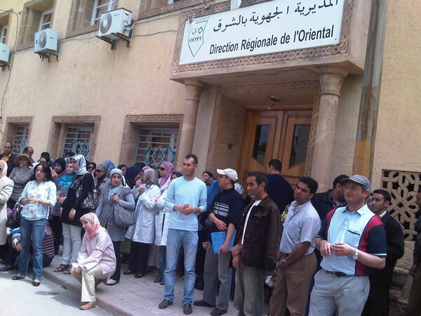 الأساتذة المتعاقدون بالجهة الشرقية ينظمون وقفة احتجاجية أمام المديرية الجهوية للتكوين المهني بوجدة