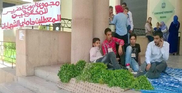 احتجاج من نوع خاص : المكفوفون المعطلون يبيعون  » النعناع  » أمام باب مقر جماعة وجدة VIDEO