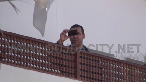 هل من حق المخابرات الجزائرية بقنصلية الجزائر بوجدة تصوير وقفة احتجاجية بالشارع العام ؟ VIDEO