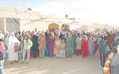 سكان بلدة تويسيت يعتصمون أمام مسجد الصفوة ويرفضون دفن أحد الموتى تحت أنقاض نفق منجم