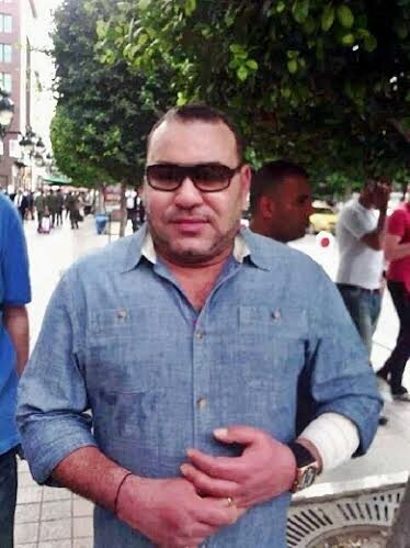 الملك محمد السادس يتجول بكل حرية بشوارع تونس + فيديو