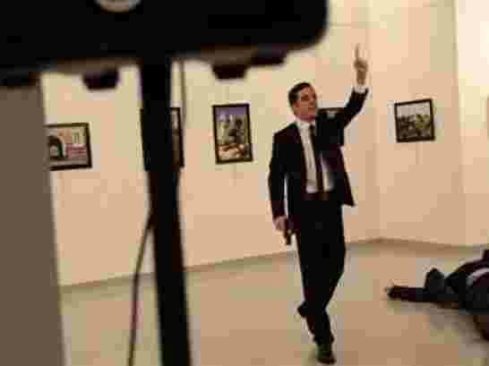 قاتل السفير الروسي يصرخ: الله أكبر هذا جزاء قتلة أطفال حلب VIDEO