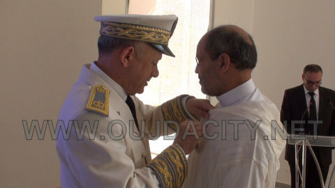 السيد محمد مهيدية يقوم بتوشيح صدور عدد من المواطنين المنعم عليهم باوسمة ملكلية VIDEO