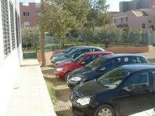 حراس مواقف السيارات نهارا وليلا ، مورد بشري خارج التغطية