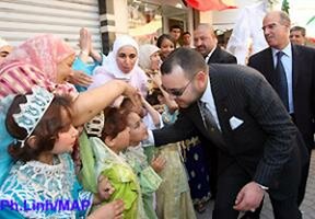 Oujda :SM le Roi inaugure la –Place 16 Août– et s&rsquo;enquiert du programme de réaménagement de six p