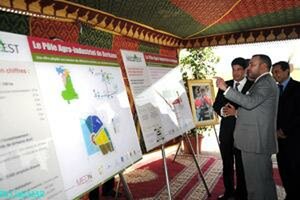 Berkane : SM le Roi préside la signature, dans le commune de Madahg de deux conventions avec des inv