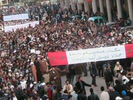وجدة الجمعة 17/02/2006: رسول الله (ص ) يوحد بين مختلف الأحزاب والنقابات المغربية في مسيرة النصرة