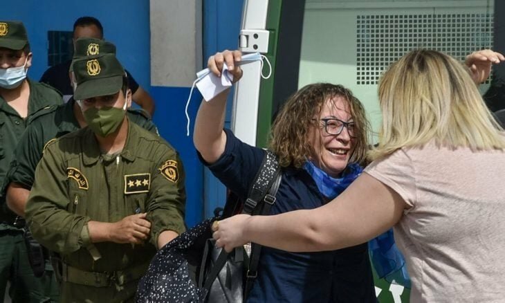 رجال فرنسا يُهرِّبون الناشطة الجزائرية « أميرة بوراوي » تحت أنظار عسَسِها بالجزائر