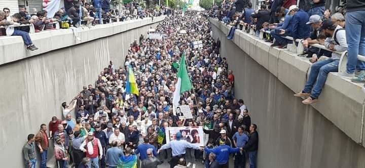 مسيرات الحراك تتجدد في الجمعة 114 تحت شعار  » لا انتخابات مع العصابة »