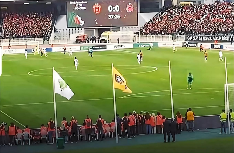 أرغم المغرب النظام العسكري الجزائري على « إعدام » رايته الوطنية في عقر دره وأهانه ومرغ أنفه في التراب أمام جماهيره الجزائرية