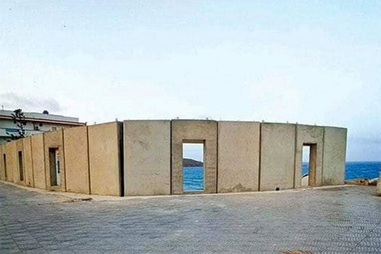 من غرائب الجزائر المهووسة بتشييد المعتقلات: « جدار العار » على شواطئ وهران لوقف الهجرة