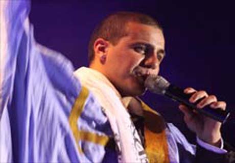 لشاب فضيل غنى في مدينة العيون مرتديا الزي الصحرواي و يتحدى ـ جريدة الشروق ـ بان تنشر التسجيل الصوتي للحوار