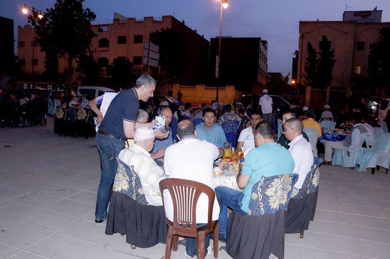 السيد عبدالنبي بعوي رئيس مؤسسة بسمة للاعمال الخيرية بوجدة يشارك الفئات المعوزة وجبة الافطار